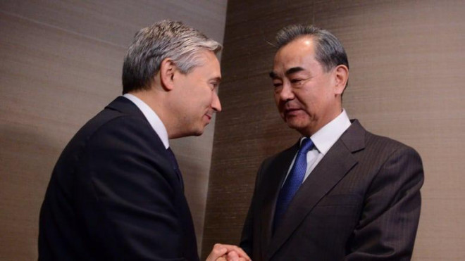Ngoại trưởng François-Philippe Champagne gặp Bộ trưởng Ngoại giao Trung Quốc Vương Nghị bên lề Hội nghị An ninh ở TP Munich, Đức, vào tháng 2. Ảnh: The Canadian Press