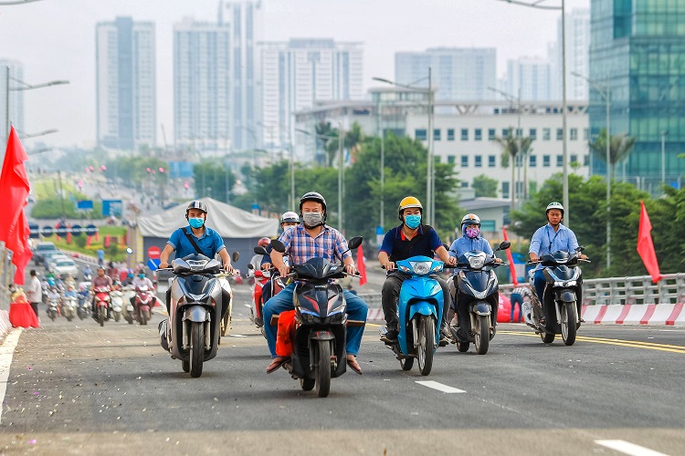 Bên cạnh đó, mới đây ngày 28/7/2020 dự án cầu vượt nút giao thông giữa đường Hoàng Quốc Việt và Nguyễn Văn Huyên chính thức được thông xe. Cầu vượt này có mức đầu tư 560 tỷ đồng với chiều dài 278m, rộng 16m.