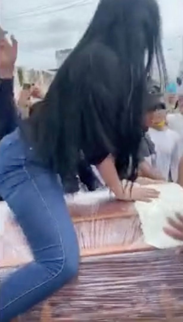 Cô gái nhảy sexy trên quan tài ở Ecuador.