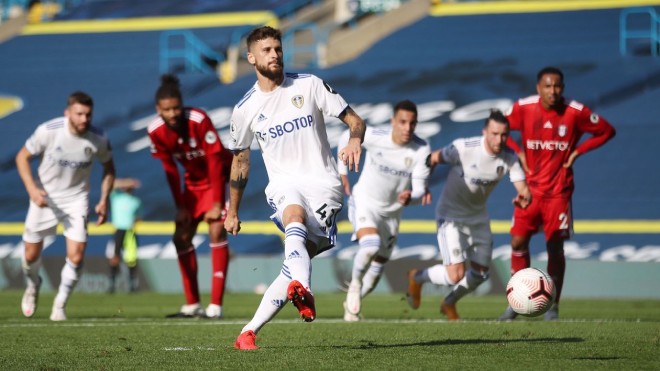 Leeds United (áo trắng) và Fulham (áo đỏ) tạo nên "cơn mưa" bàn thắng&nbsp;trên Elland Road