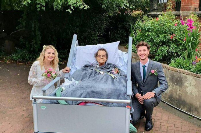 Cặp đôi tổ chức lễ cưới bên trong khuôn viên nhà an dưỡng, nơi bà của Luke đang sống những ngày cuối đời