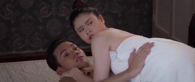 Trong dự án phim truyền hình mới đây, Trương Quỳnh Anh hút mắt người xem với cảnh ân ái cùng bạn diễn. 
