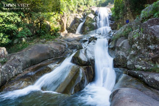 Từ núi Cao Ly di chuyển đến thác Khe Vằn (thác gồm 3 tầng, là thác nước có độ cao nhất tỉnh Quảng Ninh) chỉ mất khoảng 15 phút.