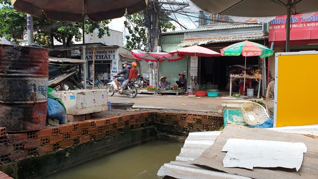 Đoạn hố sâu nơi xảy ra sự việc. Đã có rất nhiều người suýt lọt xuống “bẫy” hố sâu ở đây.