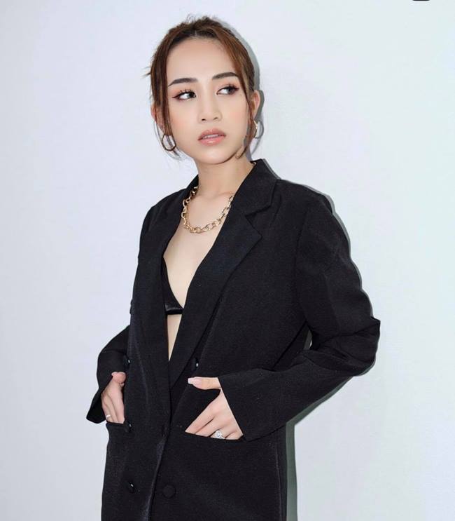 Ái nữ nhà đại gia Minh Nhựa được khen sang chảnh, huyền bí với cây đen khi mix nội y cùng blazer. 
