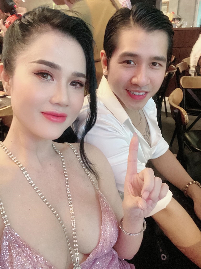 Ở bức ảnh chụp cùng ông xã, Ngọc Bích đã khéo léo hơn, không để miếng dán ngực lộ ra trong khung hình.
