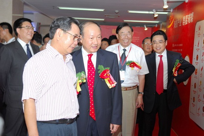 Trần Phong và một người khác đồng sáng lập hãng hàng không Hainan Airlines với sự đồng ý của chính quyền tỉnh Hải Nam, Trung Quốc hồi năm 1993.
