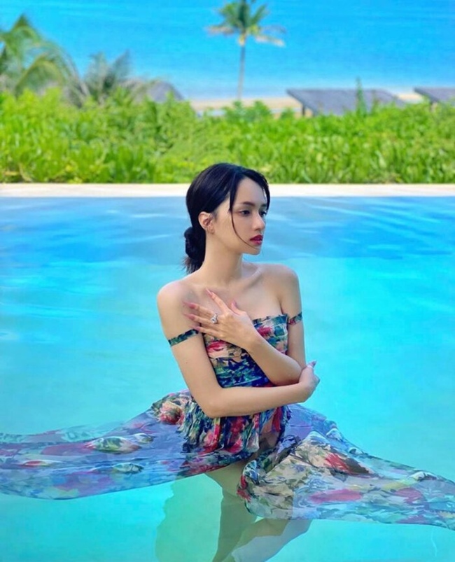 Trong bức ảnh chụp dưới nước, Hương Giang cũng khiến nhiều fan lo lắng vì dáng đứng dễ phản chủ, có thể bị lộ nội y bất cứ lúc nào.
