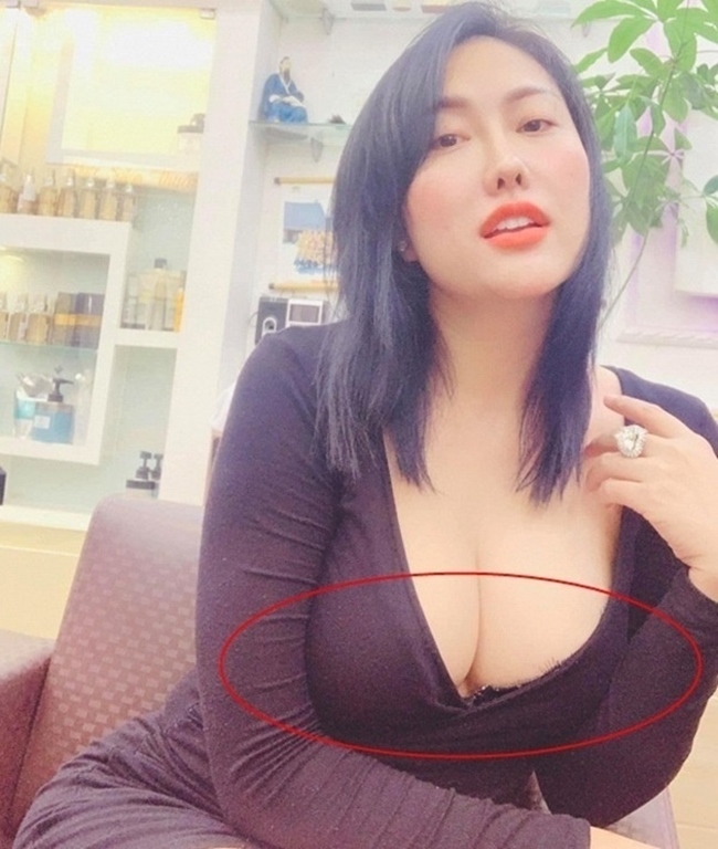Phi Thanh Vân thản nhiên chụp ảnh khoe vòng một cỡ khủng dù để lộ viền áo ngực.
