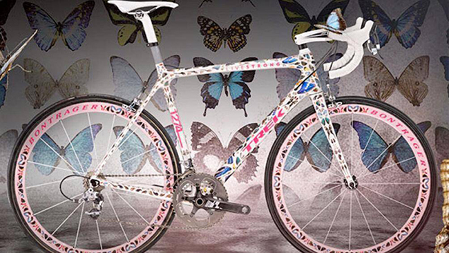 2. Trek Madone Butterfly: Chiếc xe này được đặt những cánh bướm sặc sỡ lên khung carbon, giá của nó là 500.000 USD (11,6 tỷ đồng)
