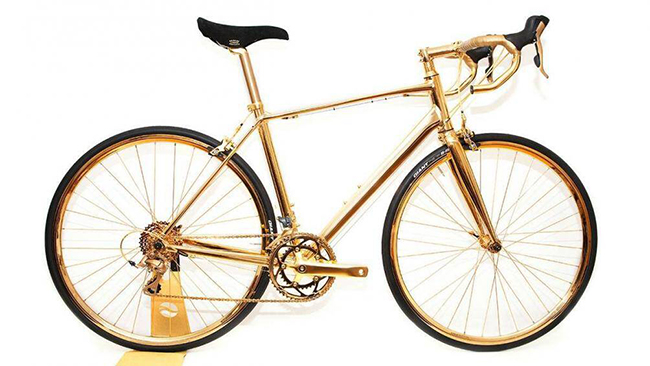 3. 24K Gold Men's Racing Bike: Chiếc xe đạp đua mạ vàng 24K tới từ thương hiệu ô tô siêu sang Anh quốc Rolls-Royce có giá 393 nghìn USD (9,1 tỷ đồng)
