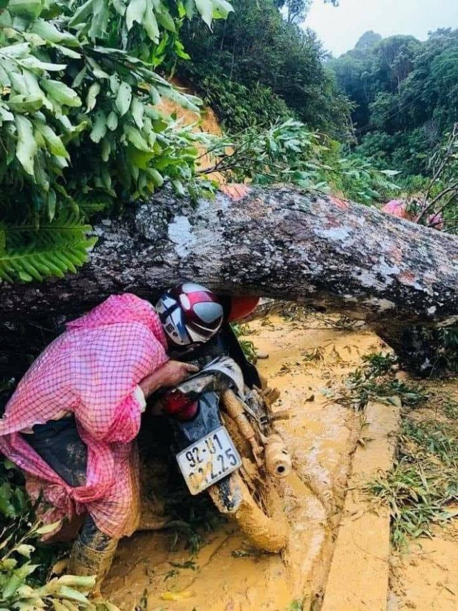 16 trai làng xuyên đêm khiêng cô gái vượt 22 km đường rừng đi cấp cứu - 2