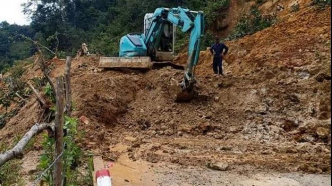 Giao thông vùng cao biên giới Tây Giang bị tê liệt hoàn toàn Giao thông bị tê liệt, địa phương xin hỗ trợ khẩn cấp