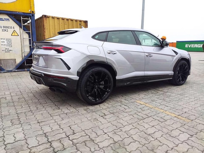 &#34;Siêu bò&#34; Lamborghini Urus thứ 11 cập cảng Việt Nam - 1