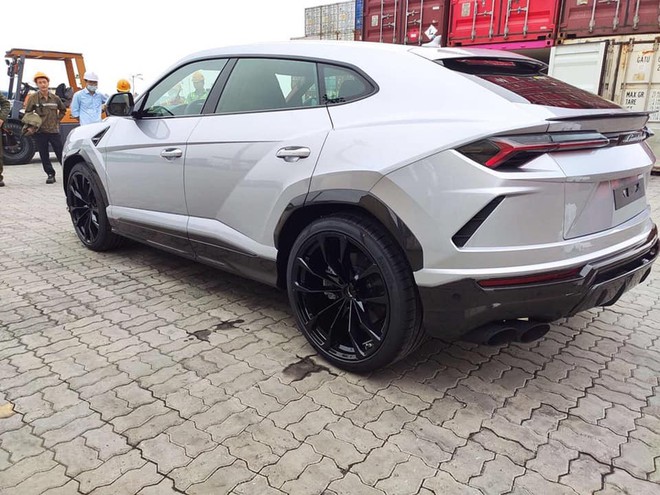 &#34;Siêu bò&#34; Lamborghini Urus thứ 11 cập cảng Việt Nam - 3