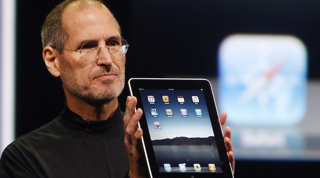 Steve Jobs và iPad đầu tiên năm 2010.