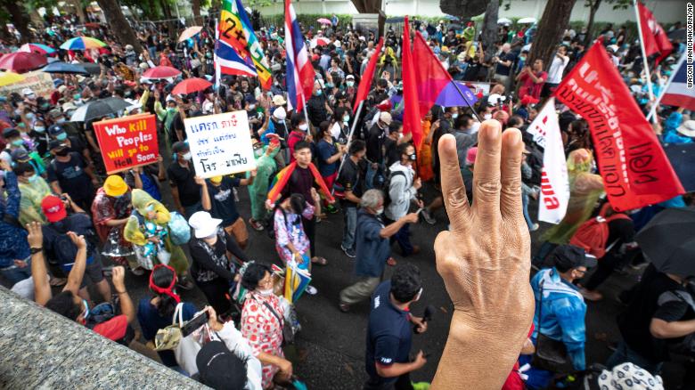 Người biểu tình Thái Lan đã chuyển yêu cầu cải cách nền quân chủ cho nhà vua.