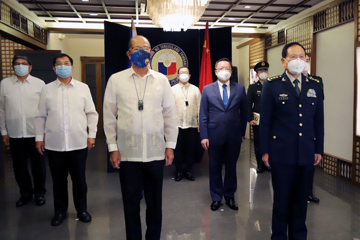 Bộ trưởng Quốc phòng Trung Quốc Ngụy Phượng Hòa (phải) thăm Philippines hồi tháng trước.
