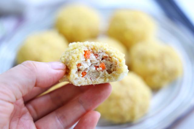 Thịt viên ức gà làm theo cách này rất tốt cho sức khỏe mà không cần thêm dầu, nhiều protein và ít calo, tạo cảm giác no.&nbsp;Đối với trẻ nhỏ, có thể đem chiên giòn để kích thích chúng ăn ngon miệng hơn.