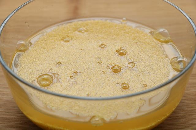 Hạt kê ngâm trong nước sạch trước vài tiếng.