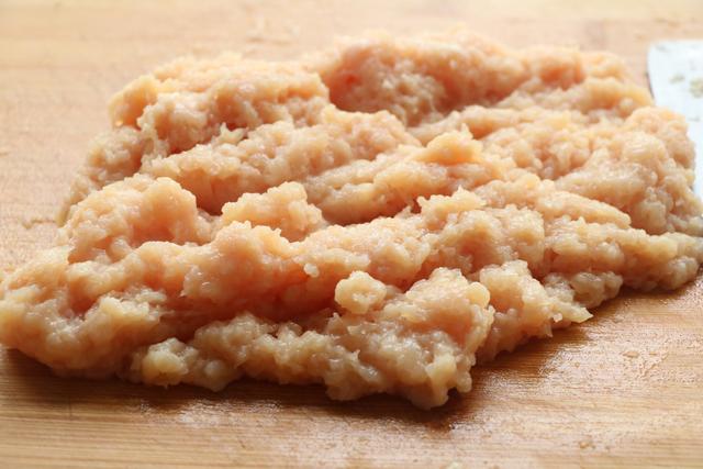 Rửa và cắt nhỏ ức gà. Cho các loại gia vị cùng ức gà vào máy xay, xay nhuyễn, sau đó trộn với cà rốt băm nhỏ.