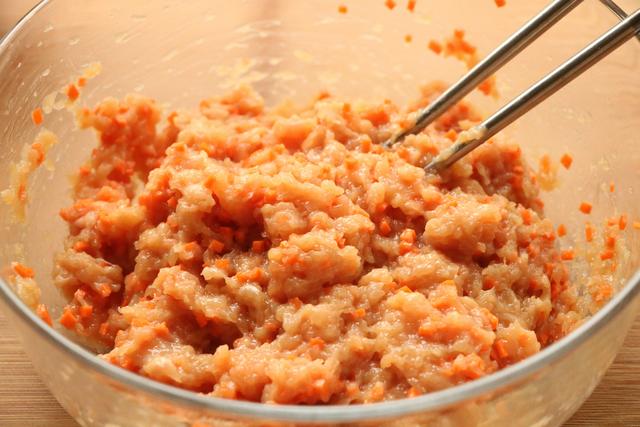 Trộn với cà rốt băm.