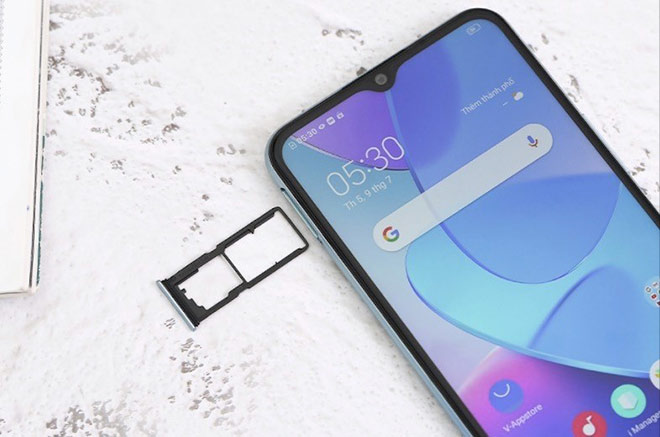 Vivo Y20s hỗ trợ 2 SIM 2 sóng và có thể gắn thêm cả thẻ nhớ microSD cùng lúc.