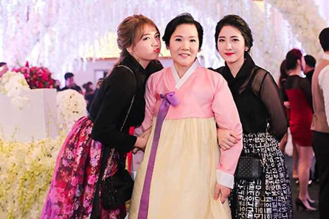 Ít ai biết rằng, Hari Won có hai cô em gái thuộc thế hệ 9X vô cùng xinh đẹp. Cả hai lần đầu tiên lộ diện trước truyền thông vào đám cưới của nữ ca sĩ với Trấn Thành vào cuối năm 2016. Trong ảnh là mẹ ruột Hari Won cùng hai em gái là Rudya Yoo (bên trái) và Maria Yoo.
