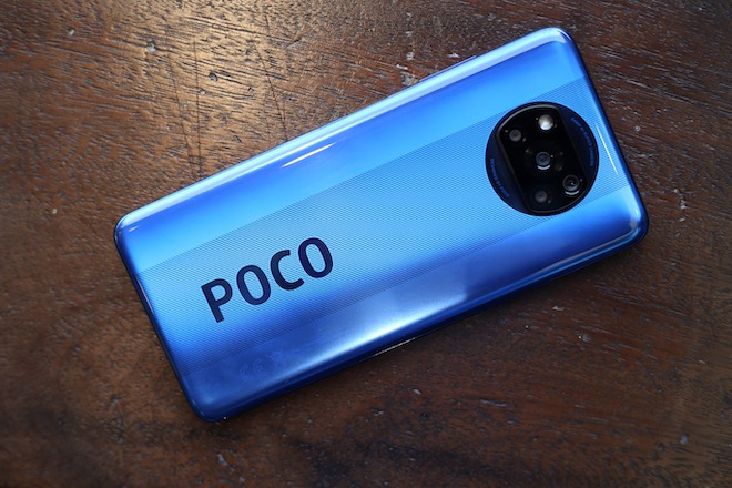 Mặt lưng của&nbsp;Poco X3 NFC phiên bản màu xanh lam ngọc.