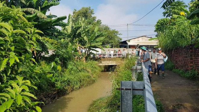 Hàng trăm người chui xuống cống tìm người phụ nữ bị nước cuốn ở Đồng Nai - 3