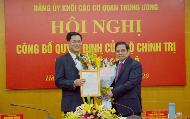 Ông Huỳnh Tấn Việt (bên trái). (Ảnh: dangcongsan.vn)