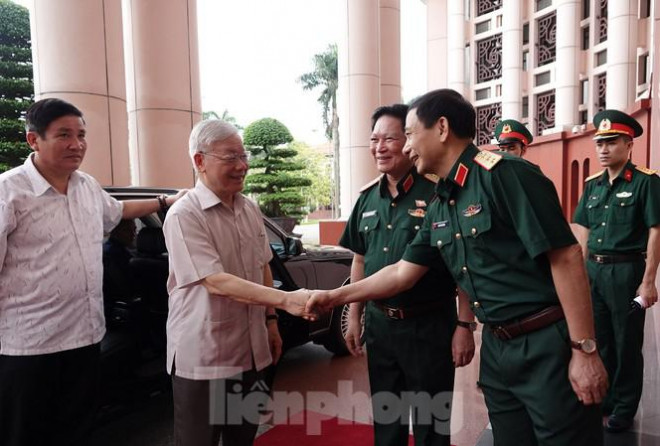 Lãnh đạo Bộ Quốc phòng đón Tổng Bí thư, Chủ tịch nước Nguyễn Phú Trọng tới dự và chỉ đạo Hội nghị cho ý kiến về dự thảo Văn kiện Đại hội đại biểu Đảng bộ Quân đội lần thứ XI, tháng 5/2020. Ảnh: Nguyễn Minh