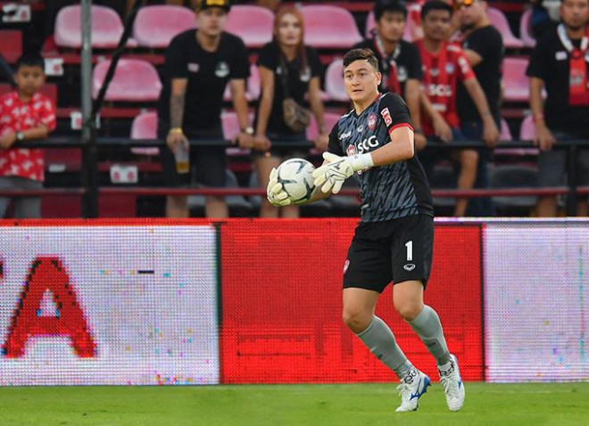 Văn Lâm đang chơi hay trong màu áo Muangthong United