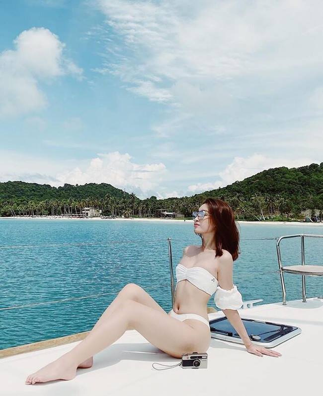 Hoa hậu Đỗ Mỹ Linh khiến người hâm mộ không rời mắt vì thân hình nuột nà. 
