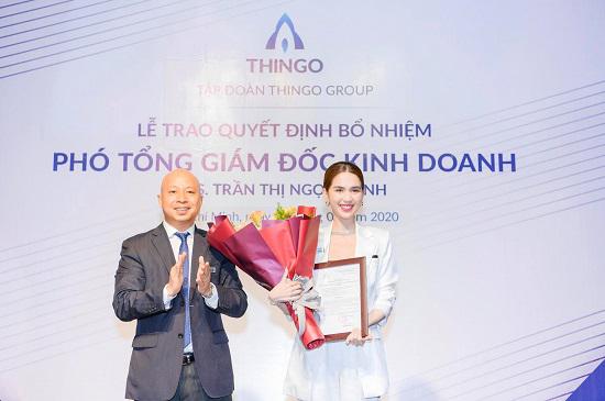 Ông Đàm Quang Hùng trao quyết định bổ nhiệm Ngọc Trinh làm Phó Tổng Giám đốc kinh doanh của THINGO Group.&nbsp;