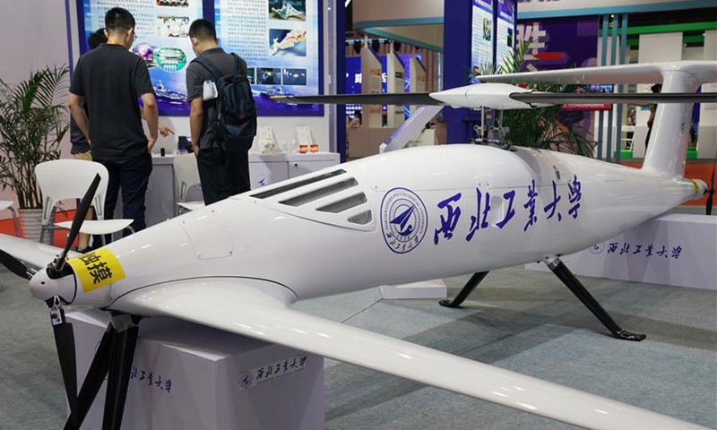 Máy bay không người lái mẫu mới cất cánh thẳng đứng trong một hội chợ công nghệ Trung Quốc (ảnh: Hoàn cầu)