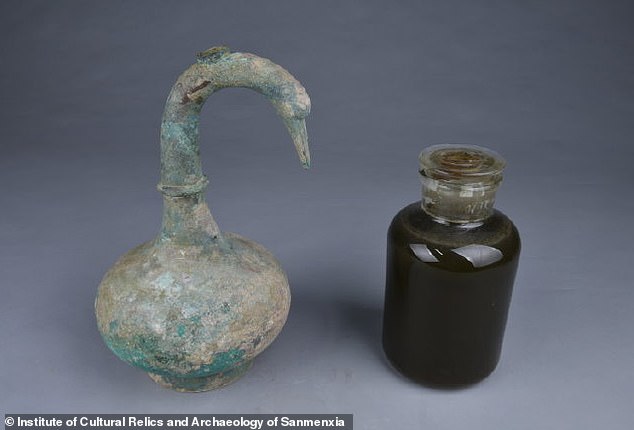 Chiếc bình cổ và chất lỏng bên trong. Ảnh: Institute of Cultural Relics and Archaeology of Sanmenxia