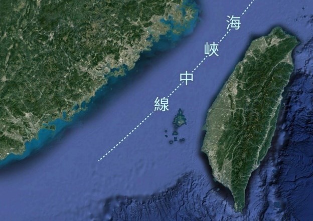 Đường trung tuyến nằm giữa eo biển Đài Loan.