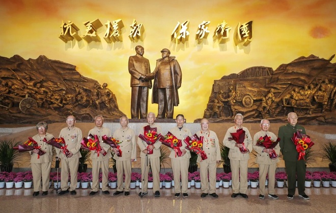 Các cựu chiến binh Trung Quốc từng tham gia chiến tranh Triều Tiên đến sự kiện mở cửa bảo tàng ở Đan Đông.