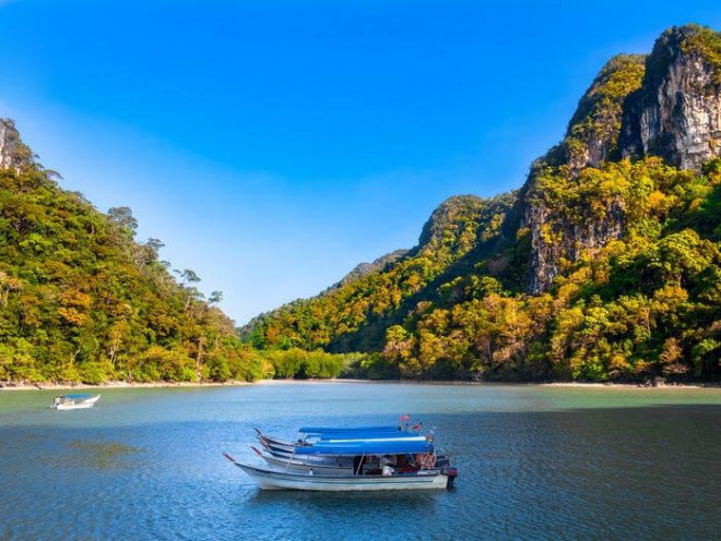 Công viên địa chất toàn cầu Langkawi, Malaysia: Công viên địa chất toàn cầu Langkawi được UNESCO công nhận có cảnh sắc khá đặc biệt, hợp thành bởi những dãy đồi cây cối xanh tươi và những khu rừng nhiệt đới rực rỡ sắc màu. Công viên còn sở hữu đa dạng các bãi biển, cửa sông, hang động đá vôi, rạn san hô... Ảnh: Shutterstock.