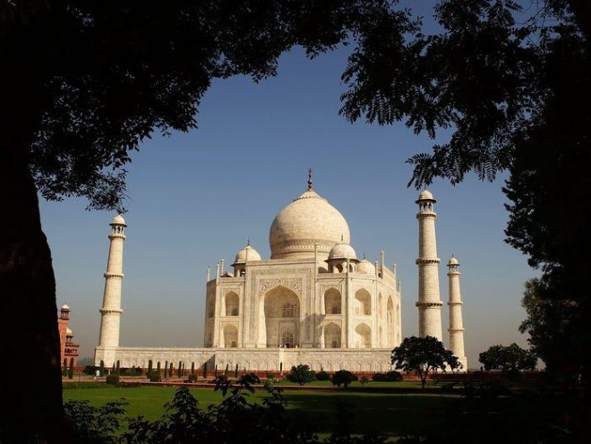 Taj Mahal, Ấn Độ: Cung điện bằng đá cẩm thạch trắng cùng khu vườn tuyệt đẹp bao quanh có niên đại từ thế kỷ 17 Taj Mahal, được Hoàng đế Mogul Shãh Jhãn ra lệnh xây cho Hoàng hậu của ông là Mumtaz Mahal khi bà qua đời. Taj Mahal là Di sản thế giới trong danh sách của UNESCO và là 1 trong 7 kỳ quan Thế giới. Ảnh: Getty Images.