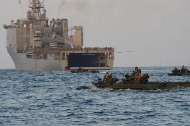 Thủy quân lục chiến Mỹ cơ động gần tàu đổ bộ Whidbey Island, USS Germantown. Ảnh: Breaking Defense