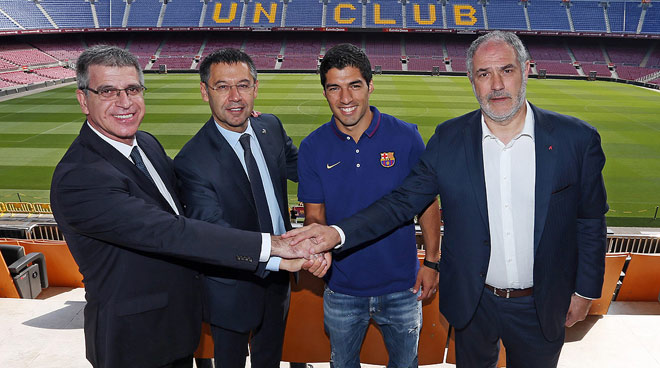 Chủ tịch Barca - Josep Maria Bartomeu (thứ 2 từ trái sang) phải nhượng bộ và chấp nhận để Luis Suarez sang Atletico Madrid