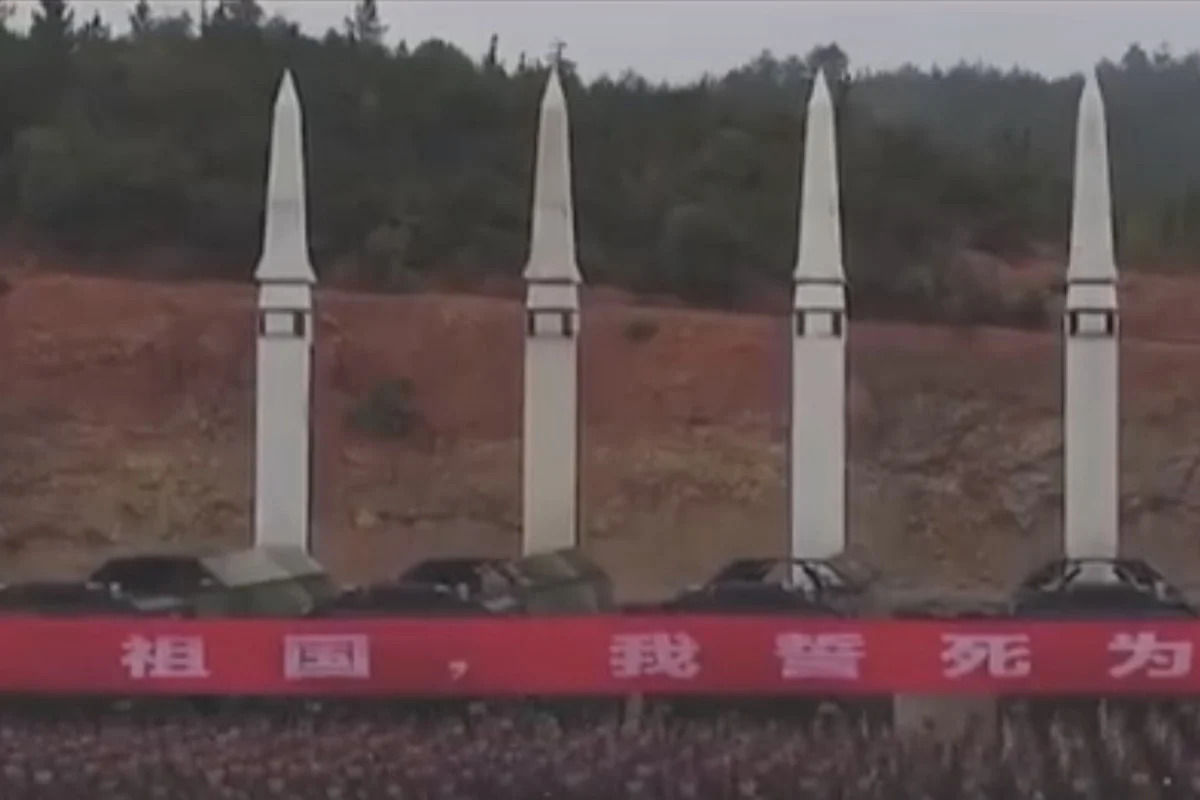Hình ảnh tên lửa chuẩn bị phóng xuất hiện trong bài hát mới của quân đội Trung Quốc (ảnh: SCMP)