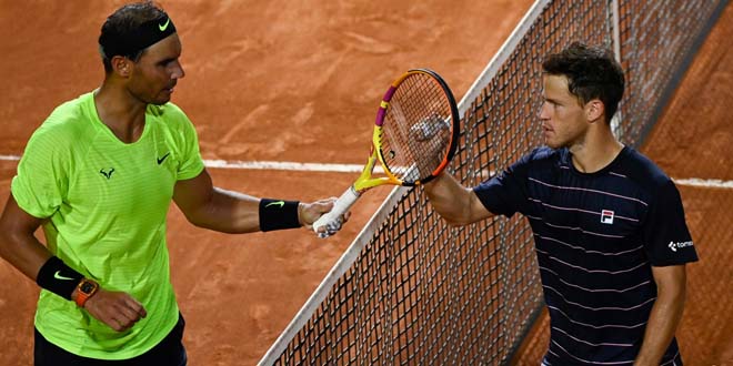 Nadal (trái)&nbsp;thua sốc Schwartzman ở tứ kết Rome Masters 2020