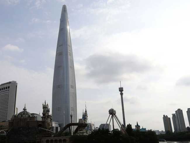 5. Lotte World Tower

Chiều cao: 554 m

Số tầng: 123

Địa điểm: Seoul, Hàn Quốc

Ngày hoàn thành: 2017
