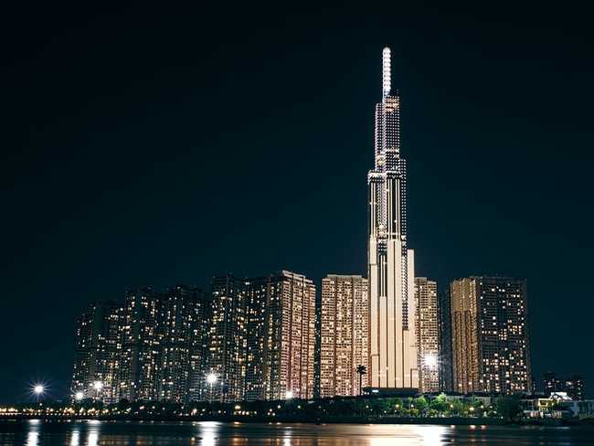 14. Vincom Landmark 81

Chiều cao: 461 m

Tầng: 81

Địa điểm: Thành phố Hồ Chí Minh, Việt Nam

Ngày hoàn thành: 2018
