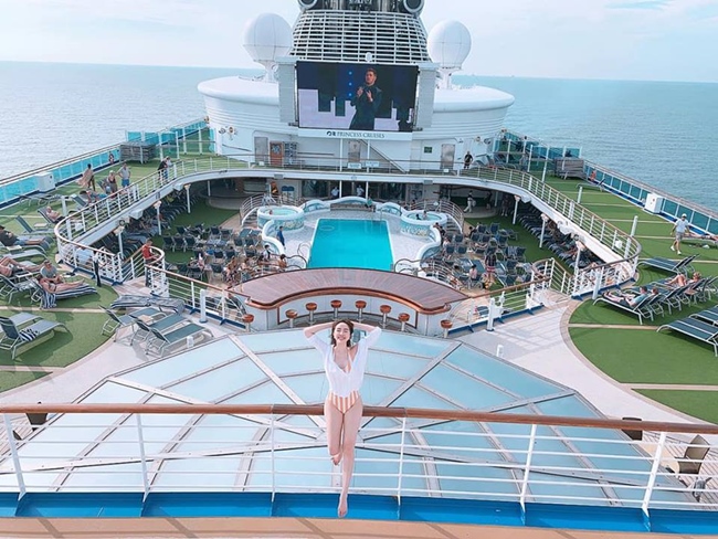 Bảo Thy diện bikini khoe dáng trên du thuyền siêu to khổng lồ khi đi du lịch khắp thế giới.

