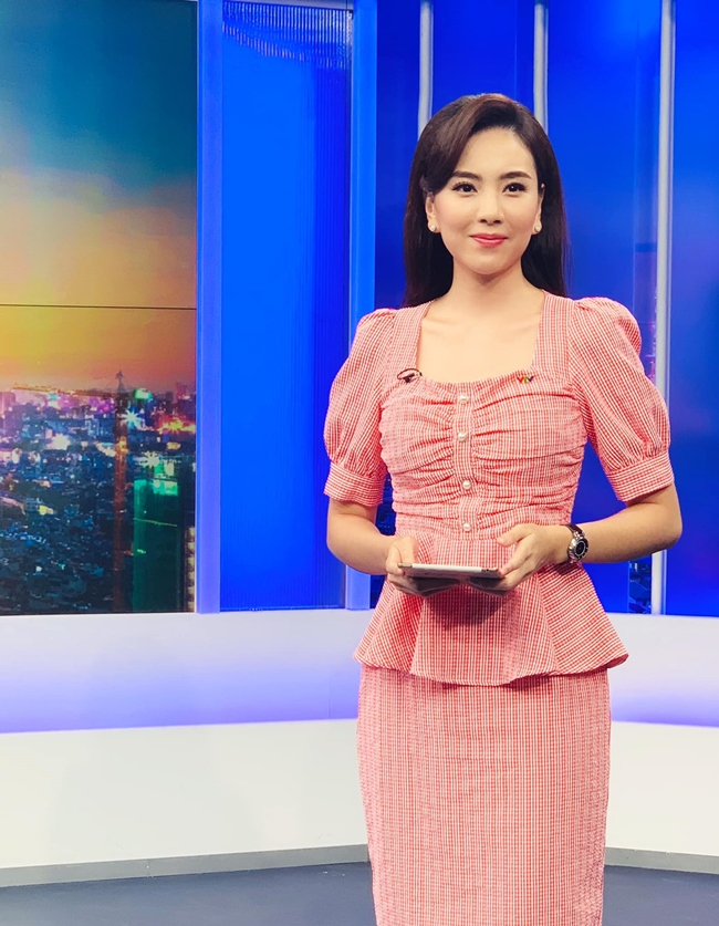 Mai Ngọc được biết đến là MC, BTV quen thuộc với khán giả Việt. Hiện tại, nữ MC xinh đẹp có cuộc sống hạnh phúc với ông xã giàu có.



