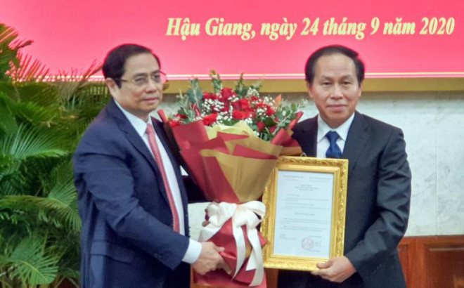 &nbsp;Ông Phạm Minh Chính (bìa trái) trao Quyết định của Bộ Chính trị chuẩn y ông Lê Tiến Châu giữ chức Bí thư Tỉnh ủy Hậu Giang